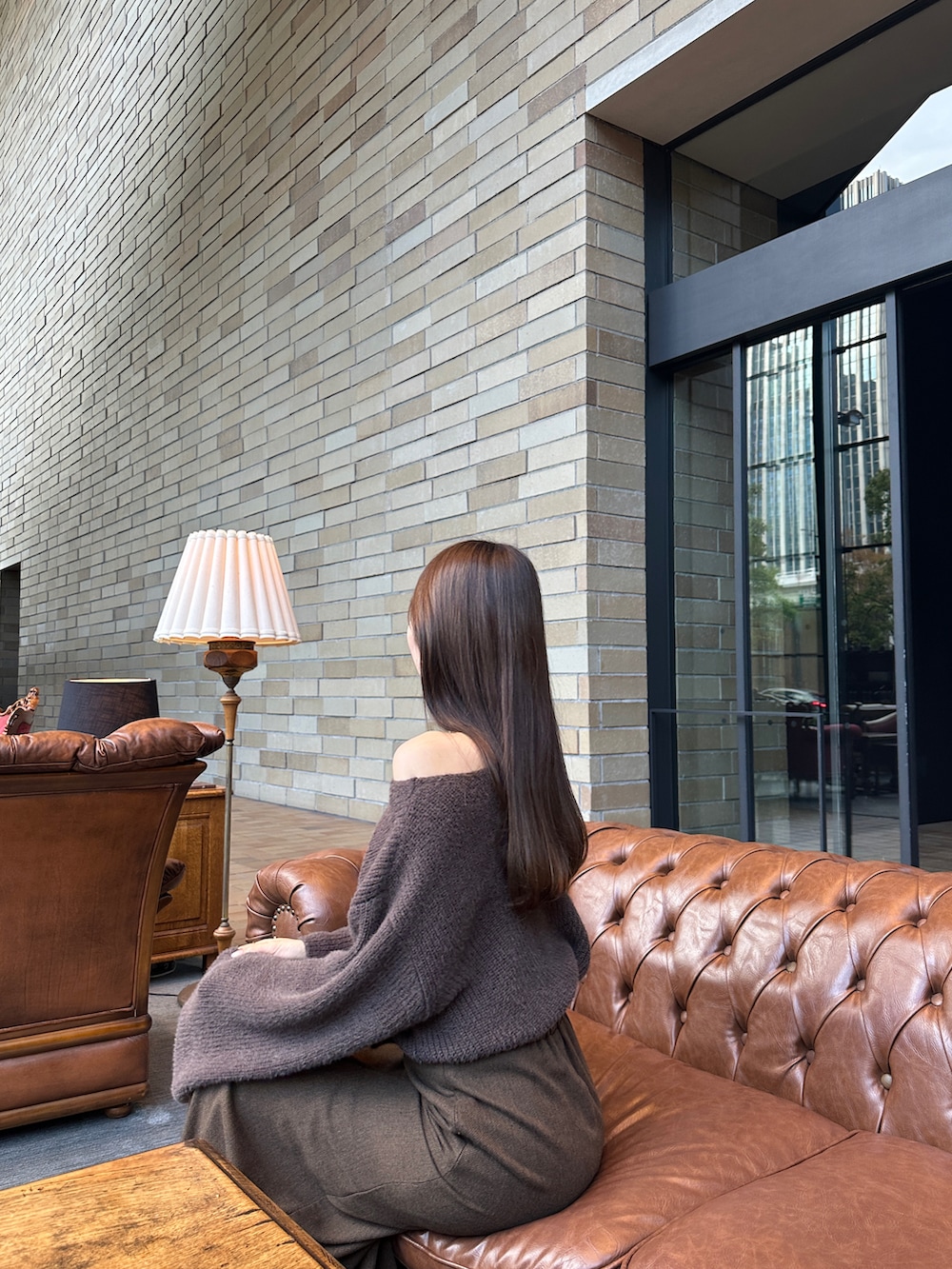 ブラウン系のニット/セーター、ブラウン系のスカートを着用したレディースの秋コーディネートの4枚目の写真