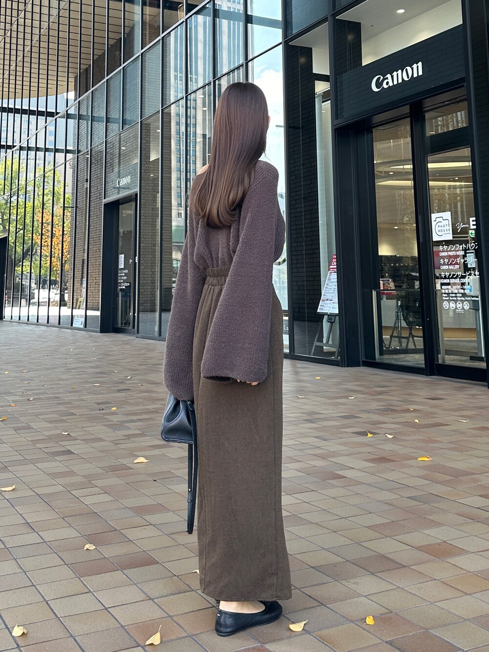 ブラウン系のニット/セーター、ブラウン系のスカートを着用したレディースの秋コーディネートの3枚目の写真