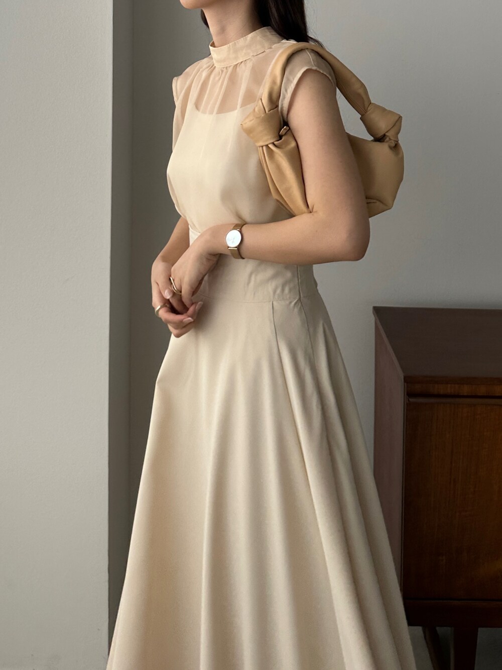 ベージュ系のスカート、ホワイト系のシャツ/ブラウス、ベージュ系のバッグを着用したレディースの春コーディネートの5枚目の写真