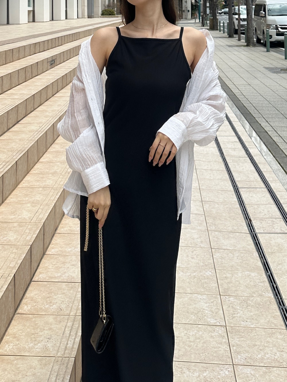 ブラック系のワンピース、ホワイト系のシャツ/ブラウスを着用したレディースの春コーディネートの4枚目の写真