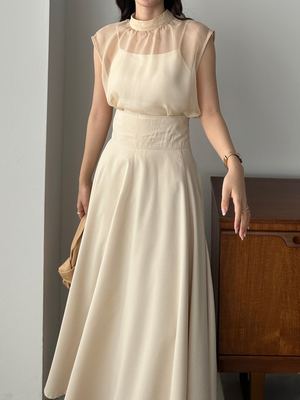 ベージュ系のスカート、ホワイト系のシャツ/ブラウス、ベージュ系のバッグを着用したレディースの春コーディネートの4枚目の写真