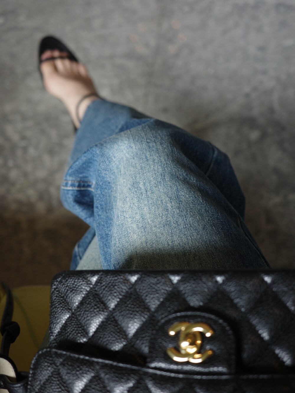 ブルー系のデニムパンツを着用したレディースの春コーディネートの5枚目の写真