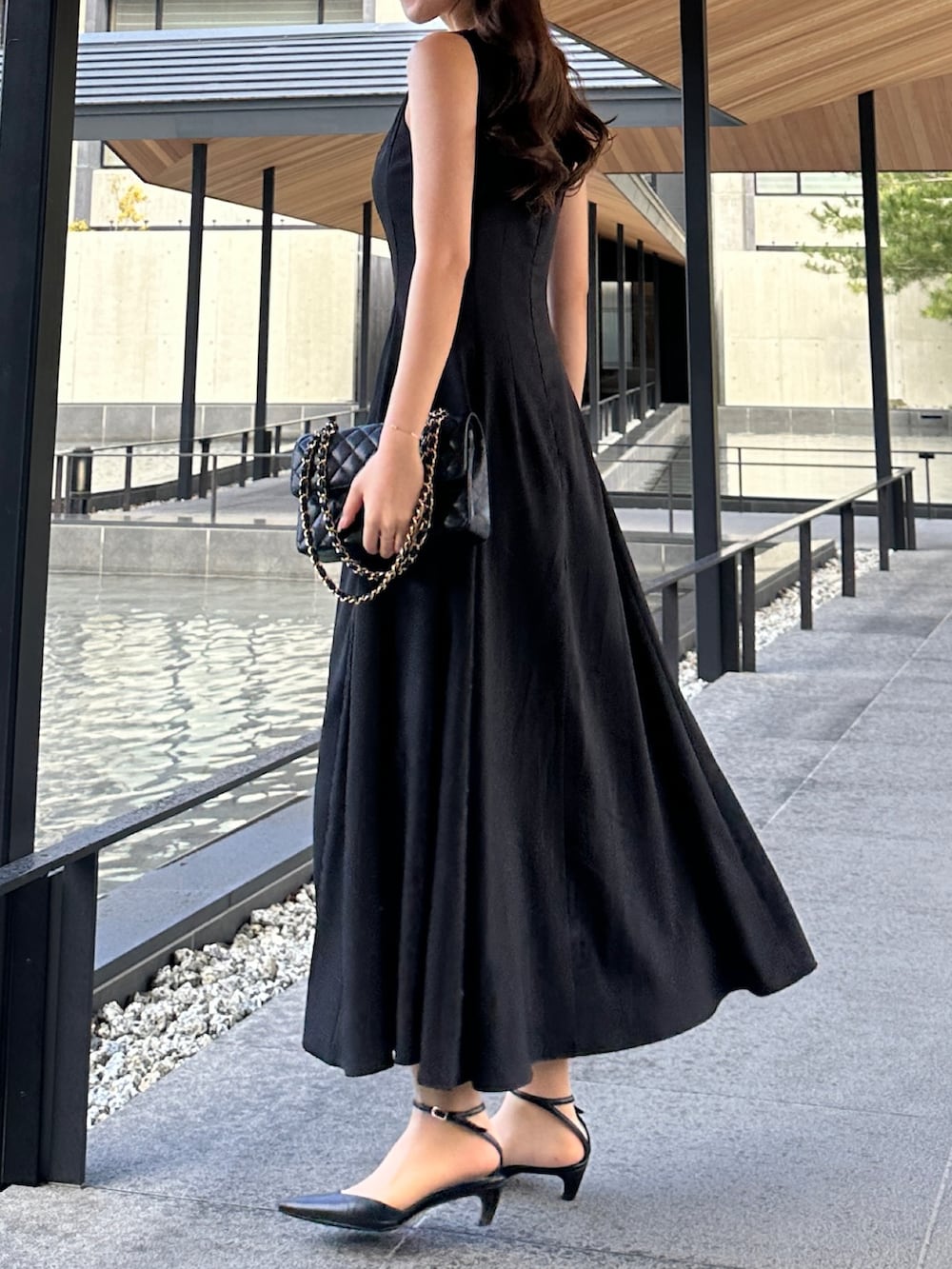 ブラック系のワンピースを着用したレディースの春コーディネートの4枚目の写真