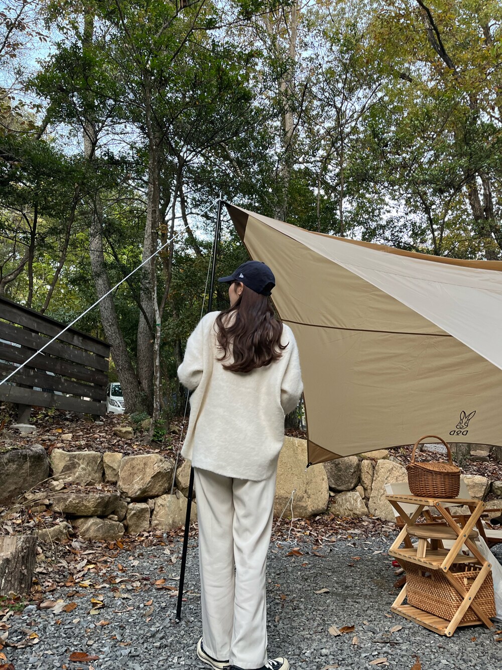 ホワイト系のニット/セーター、ホワイト系のスラックスを着用したレディースの秋コーディネートの2枚目の写真