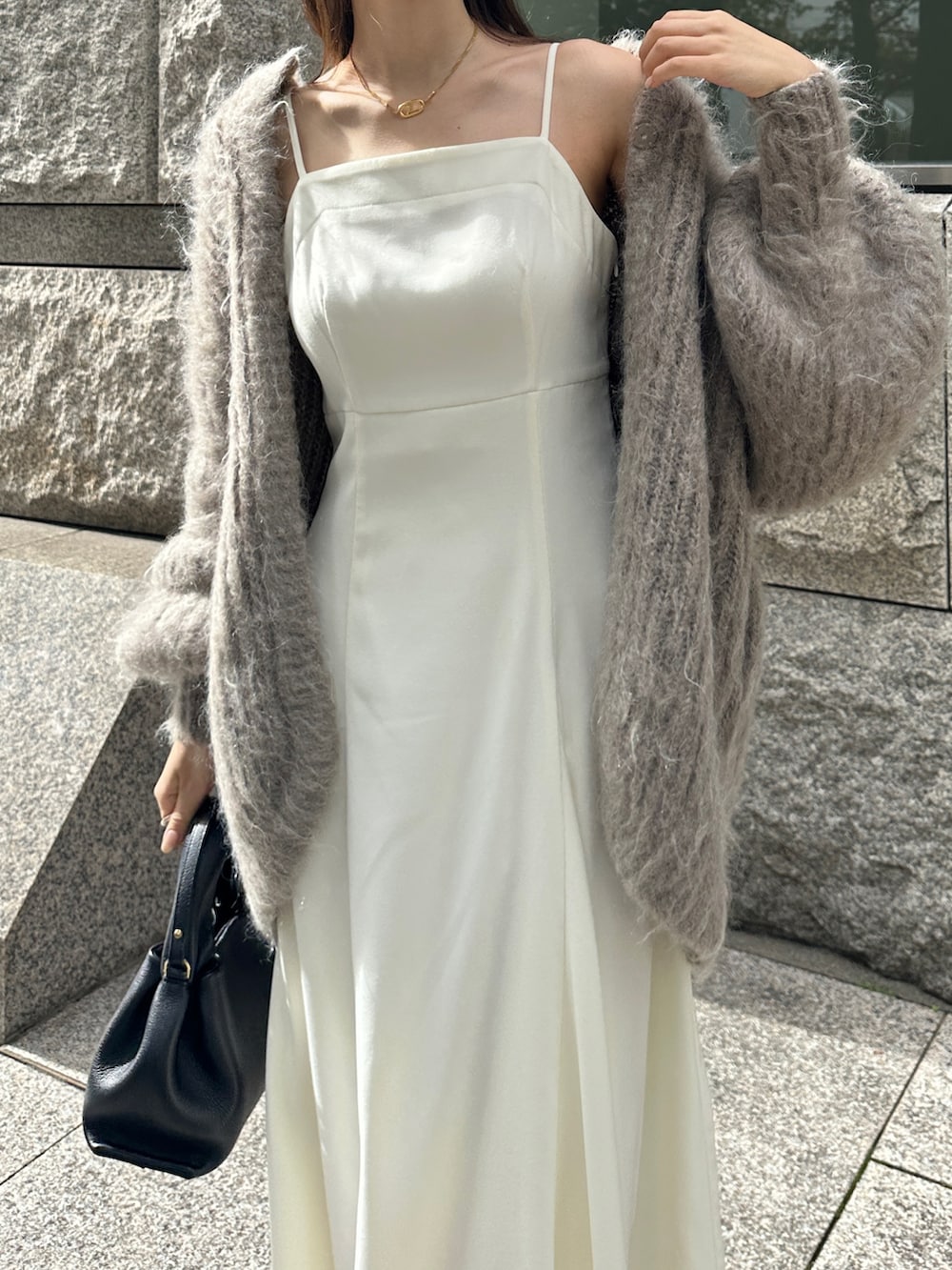 ホワイト系のワンピース、ベージュ系のカーディガン/ボレロを着用したレディースの秋コーディネートの5枚目の写真