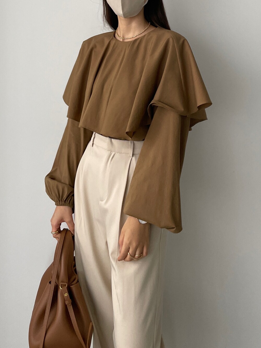 ホワイト系のその他パンツを着用したレディースの秋コーディネートの4枚目の写真