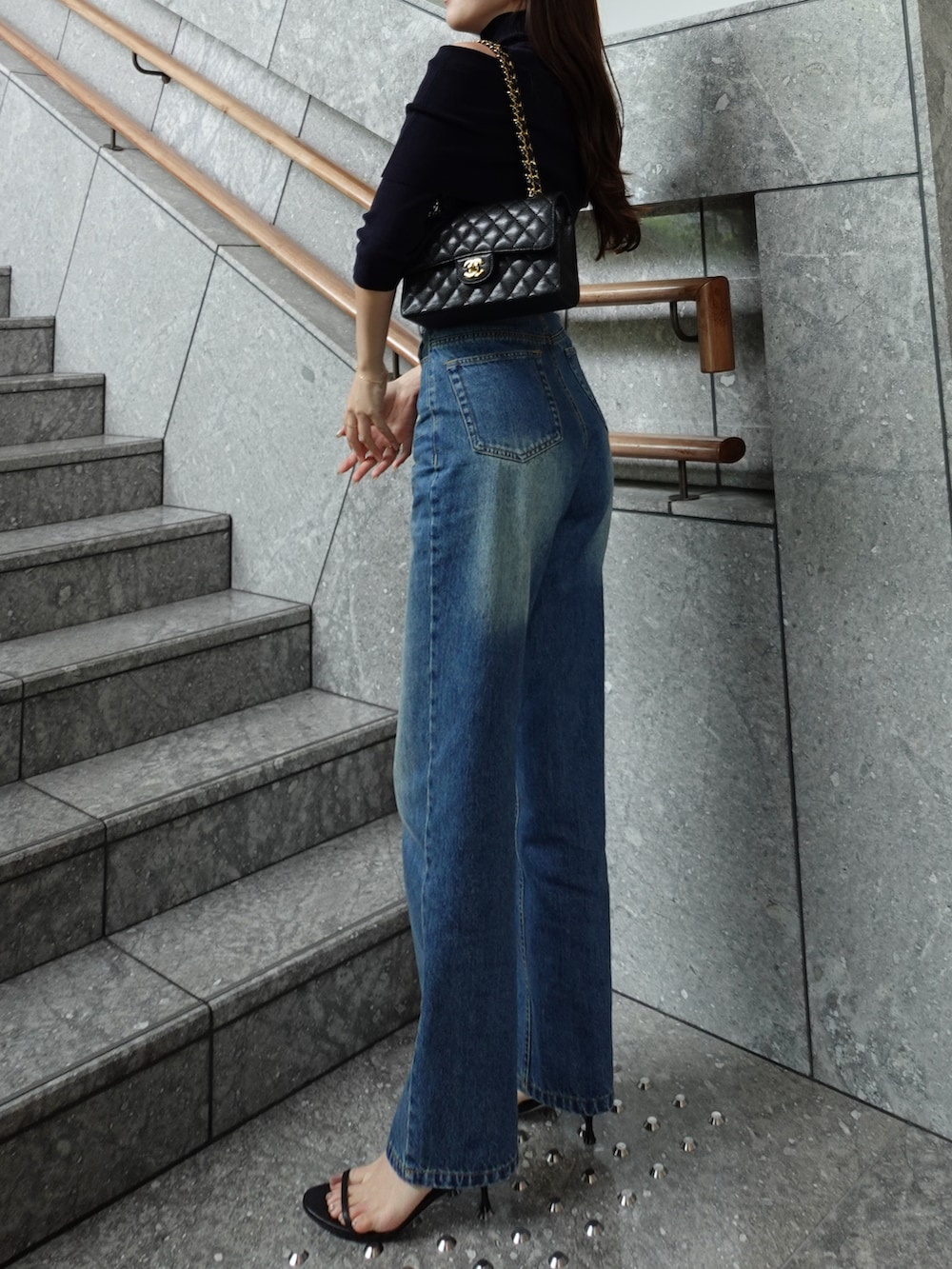 ブルー系のデニムパンツを着用したレディースの春コーディネートの2枚目の写真