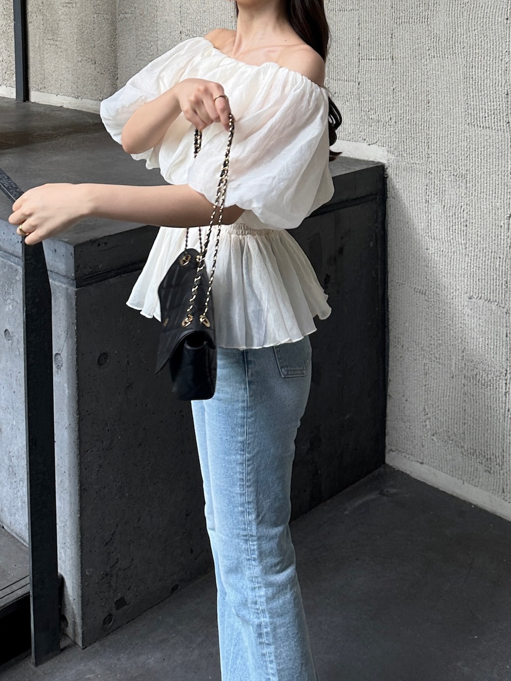 ホワイト系のシャツ/ブラウスを着用したレディースの春コーディネートの4枚目の写真