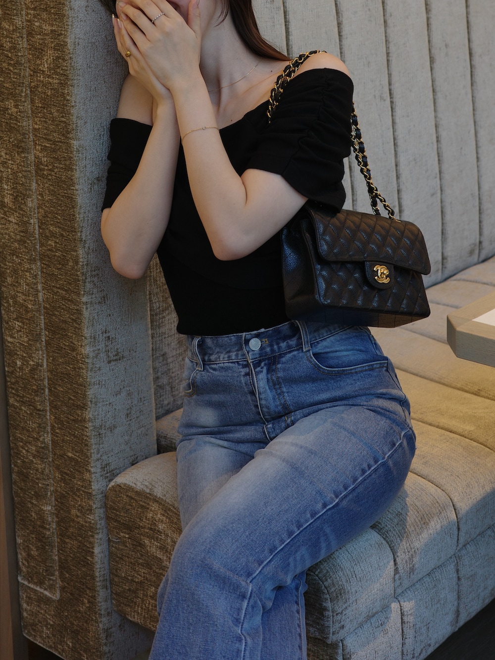 ブルー系のデニムパンツ、ブラック系のニット/セーターを着用したレディースの春コーディネートの5枚目の写真