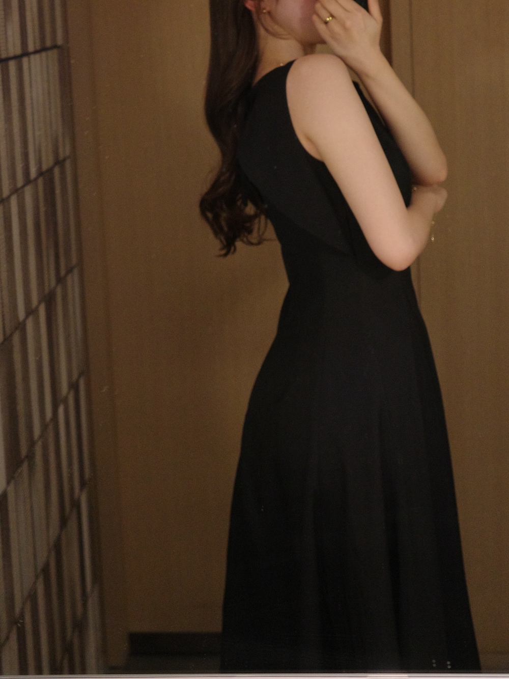 ブラック系のワンピースを着用したレディースの春コーディネートの5枚目の写真