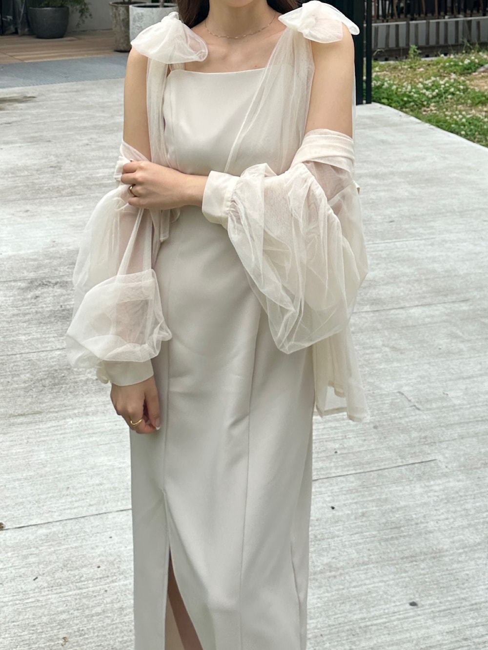 ホワイト系のシャツ/ブラウス、ホワイト系のワンピースを着用したレディースの春コーディネートの3枚目の写真