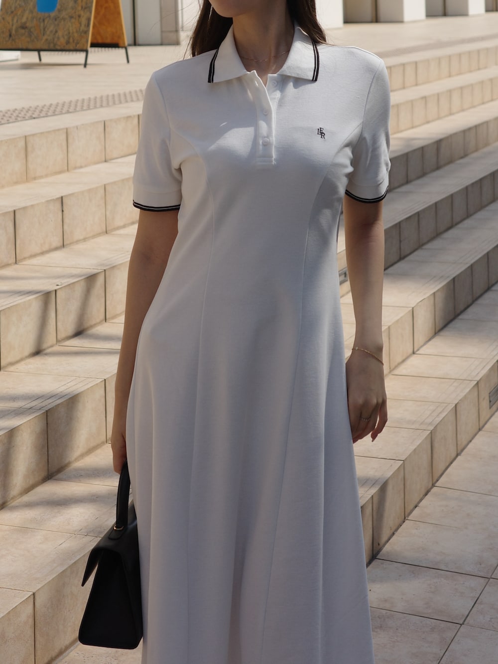 ホワイト系のワンピースを着用したレディースの春コーディネートの2枚目の写真