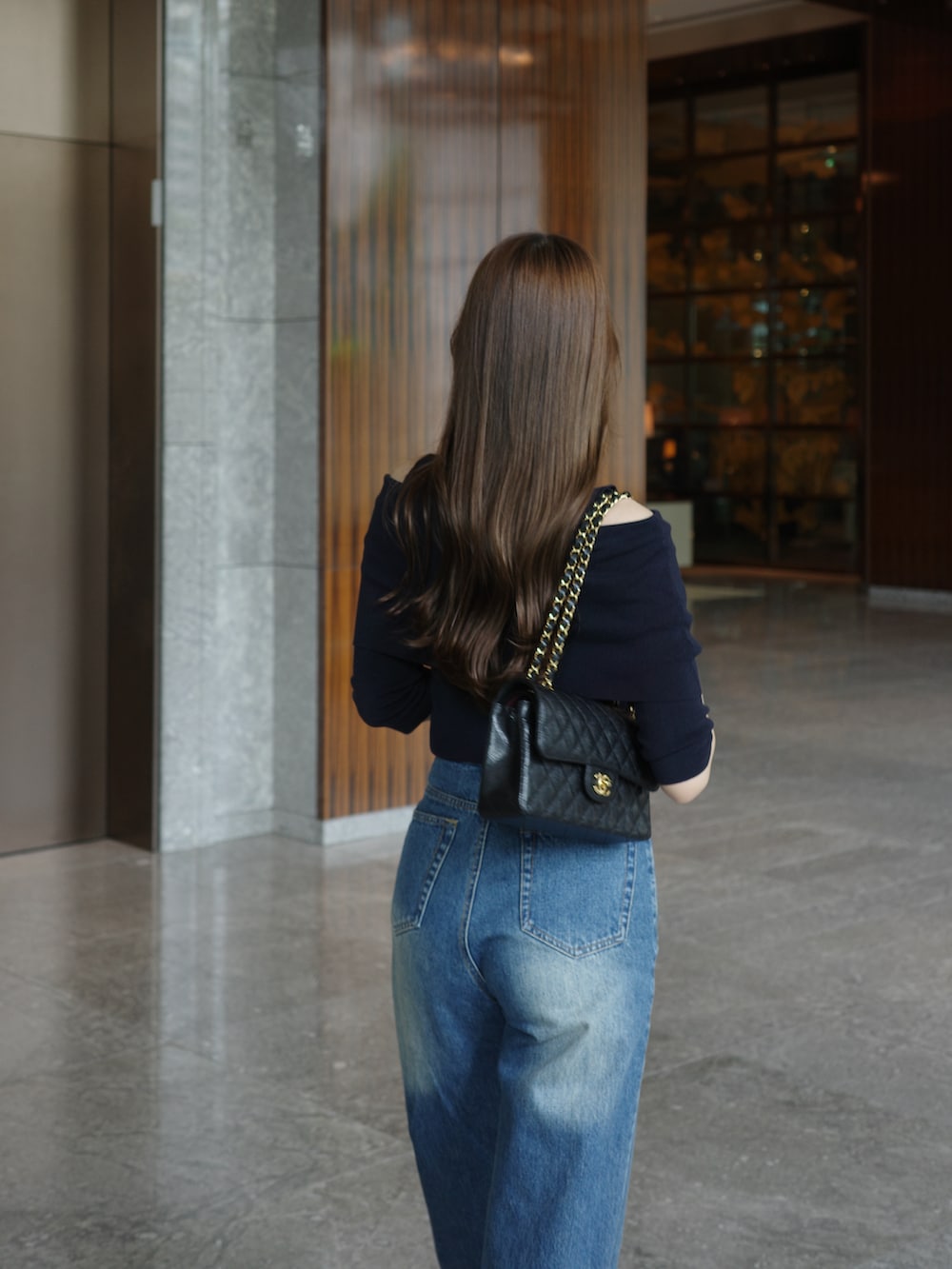 ブルー系のデニムパンツを着用したレディースの春コーディネートの4枚目の写真