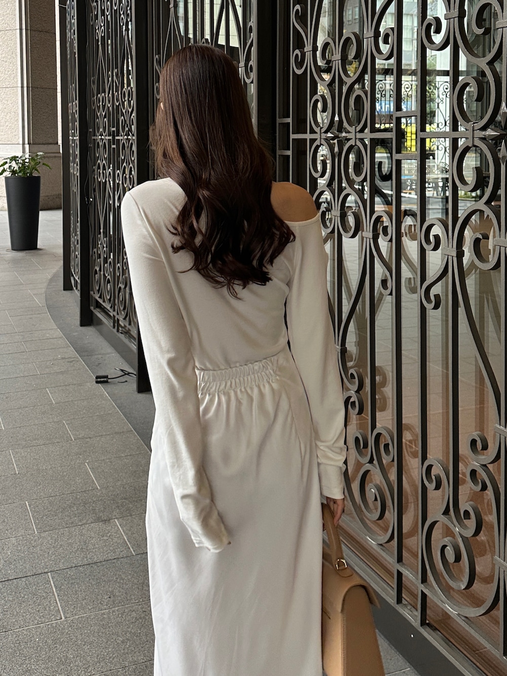 ベージュ系のテーラードジャケット、ベージュ系のハンドバッグを着用したレディースの冬コーディネートの3枚目の写真