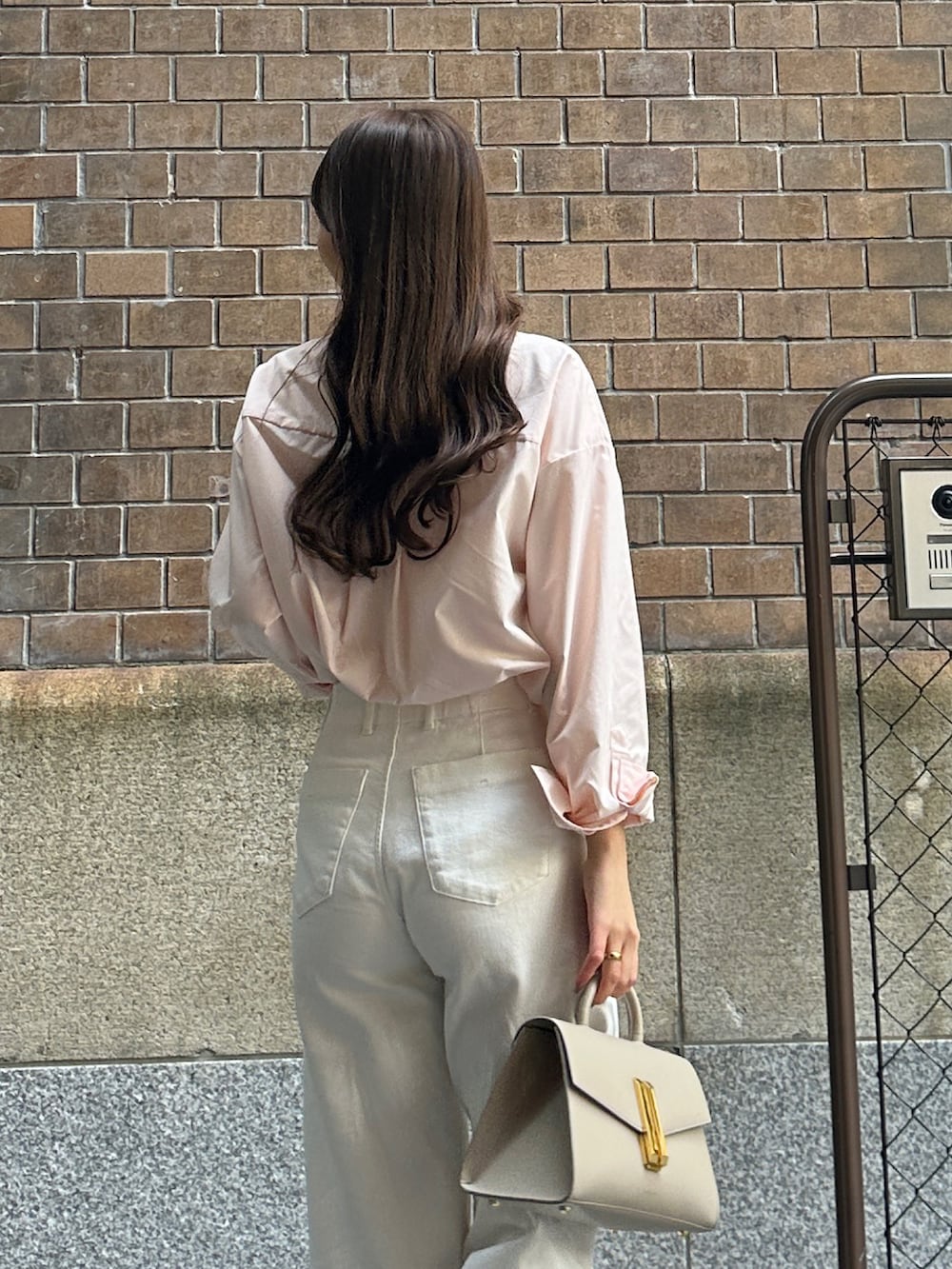 ホワイト系のパンツを着用したレディースの冬コーディネートの3枚目の写真