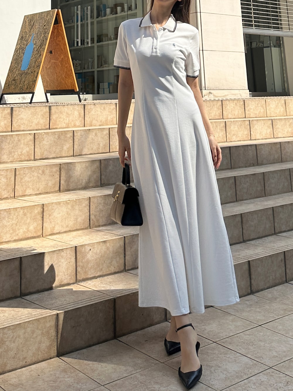 ホワイト系のワンピースを着用したレディースの春コーディネートの3枚目の写真