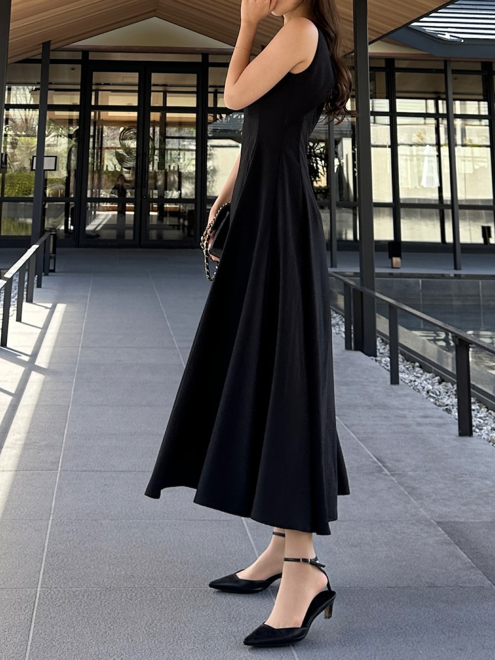 ブラック系のワンピースを着用したレディースの春コーディネートの3枚目の写真