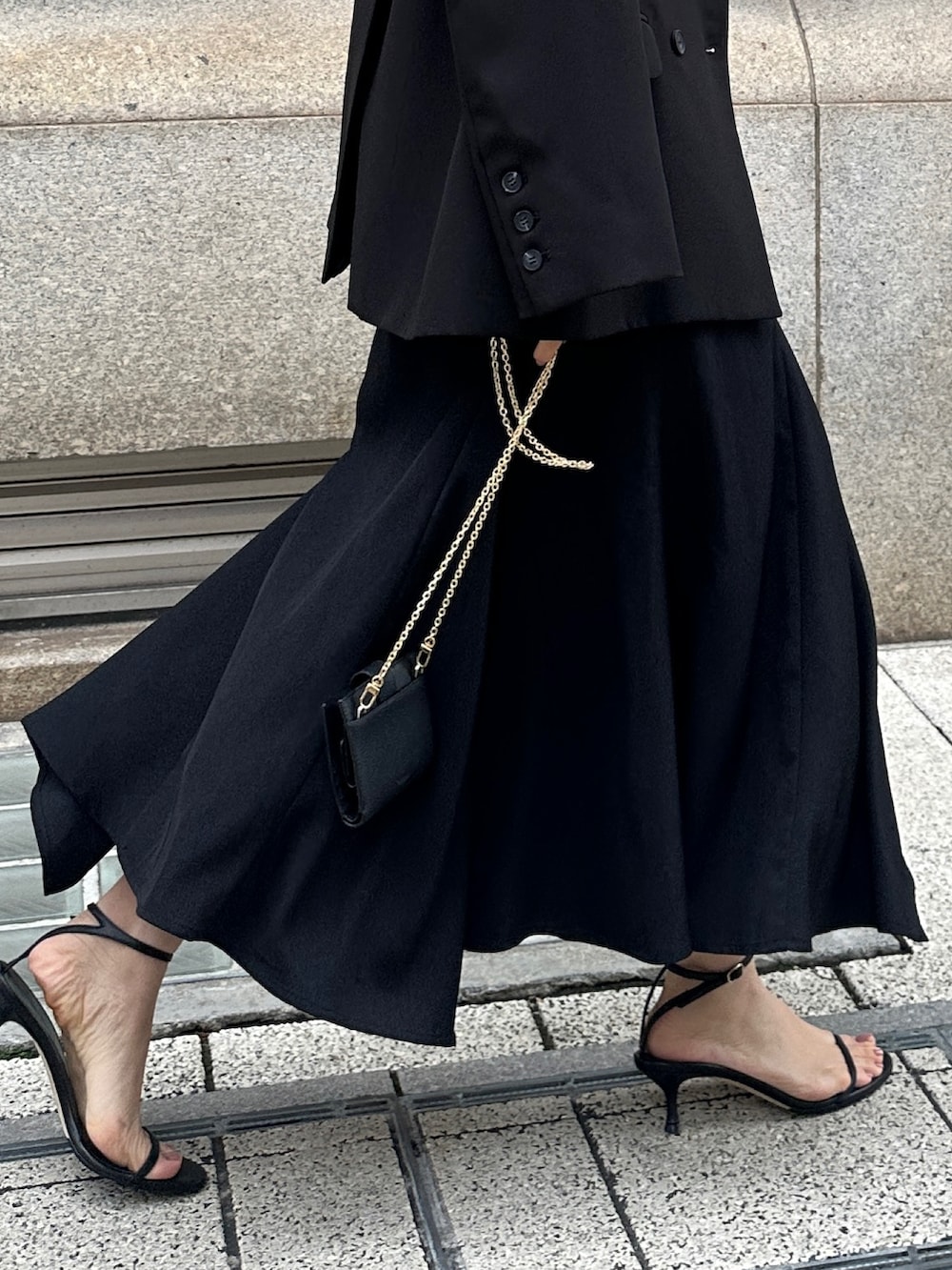 ブラック系のワンピース、ブラック系のテーラードジャケットを着用したレディースの春コーディネートの5枚目の写真