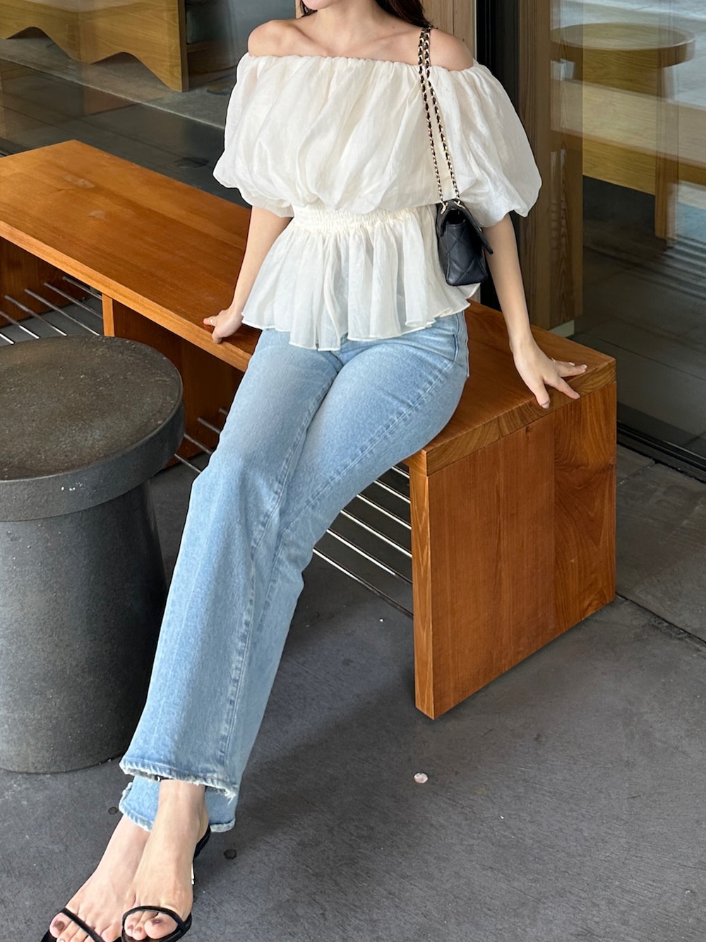 ホワイト系のシャツ/ブラウスを着用したレディースの春コーディネートの2枚目の写真