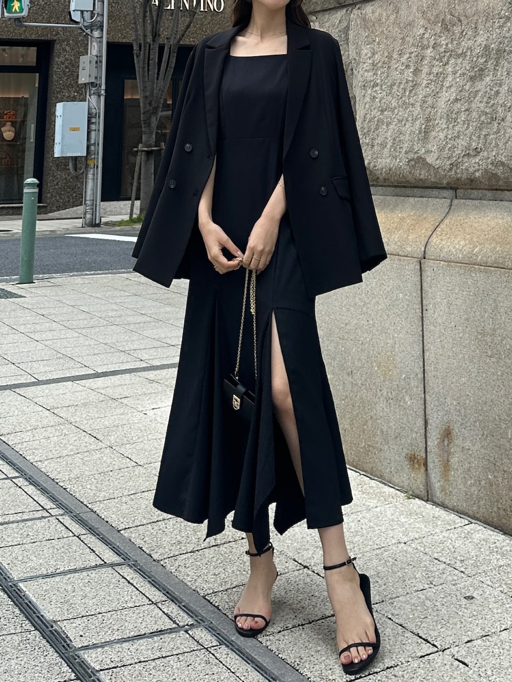 ブラック系のワンピース、ブラック系のテーラードジャケットを着用したレディースの春コーディネートの4枚目の写真