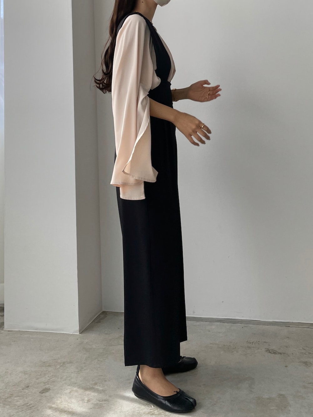ブラック系のその他パンツ、ベージュ系のシャツ/ブラウスを着用したレディースの秋コーディネートの3枚目の写真