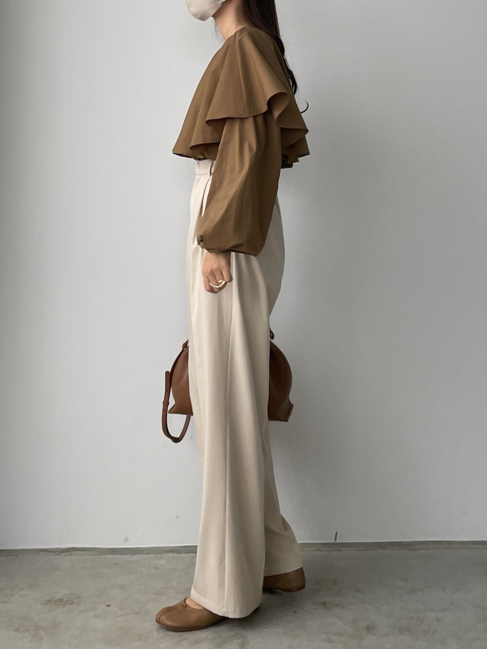 ホワイト系のその他パンツを着用したレディースの秋コーディネートの3枚目の写真