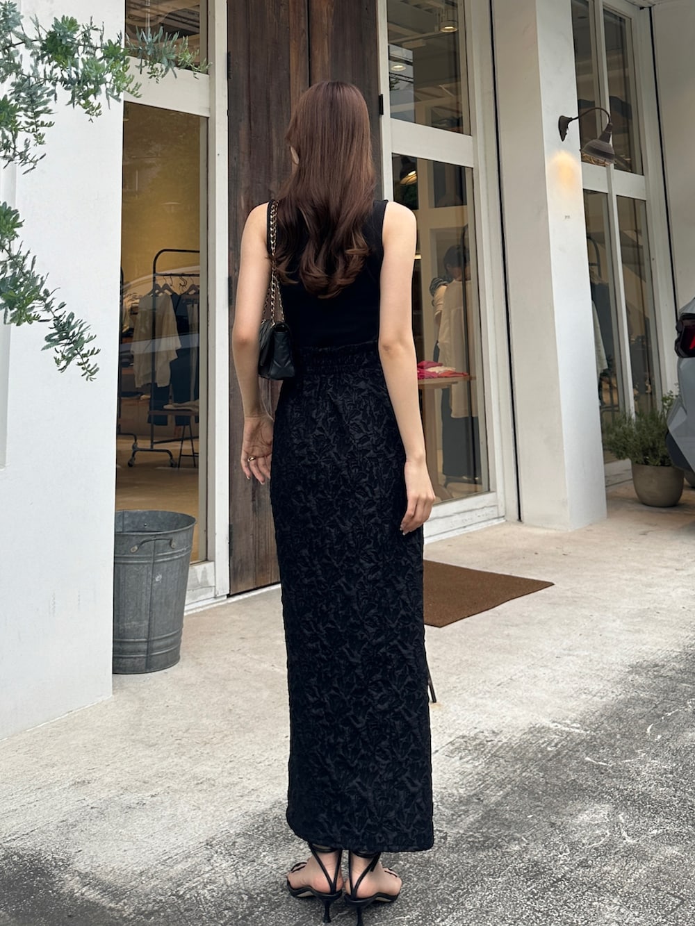 ブラック系のTシャツ/カットソー、ブラック系のスカートを着用したレディースの春コーディネートの2枚目の写真