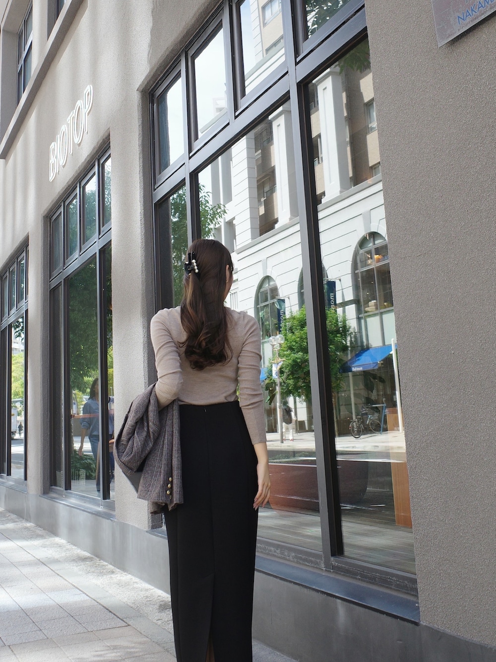 ブラック系のスカート、ブラウン系のテーラードジャケットを着用したレディースの秋コーディネートの3枚目の写真