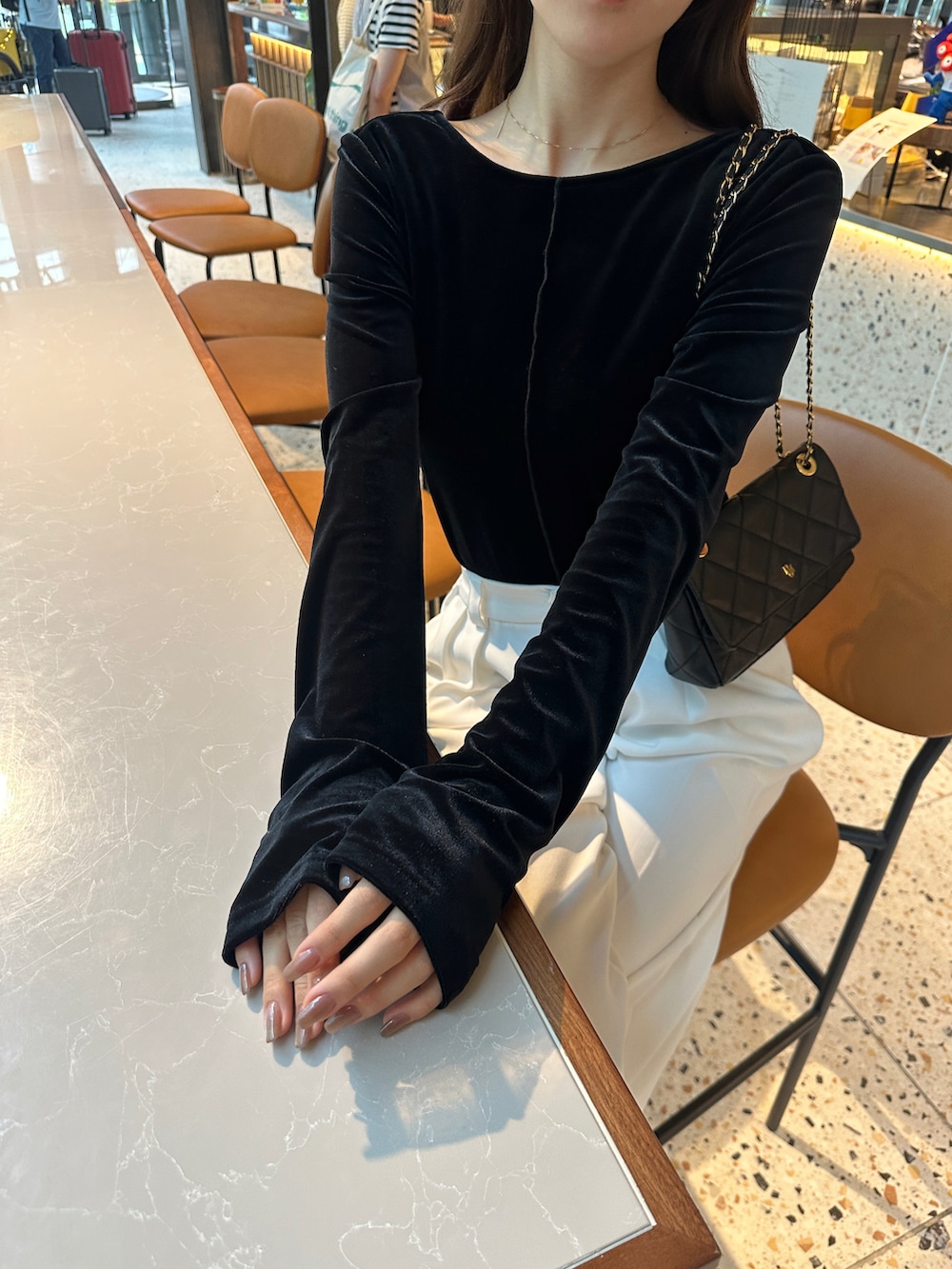 ホワイト系のパンツ、ブラック系のTシャツ/カットソーを着用したレディースの秋コーディネートの3枚目の写真