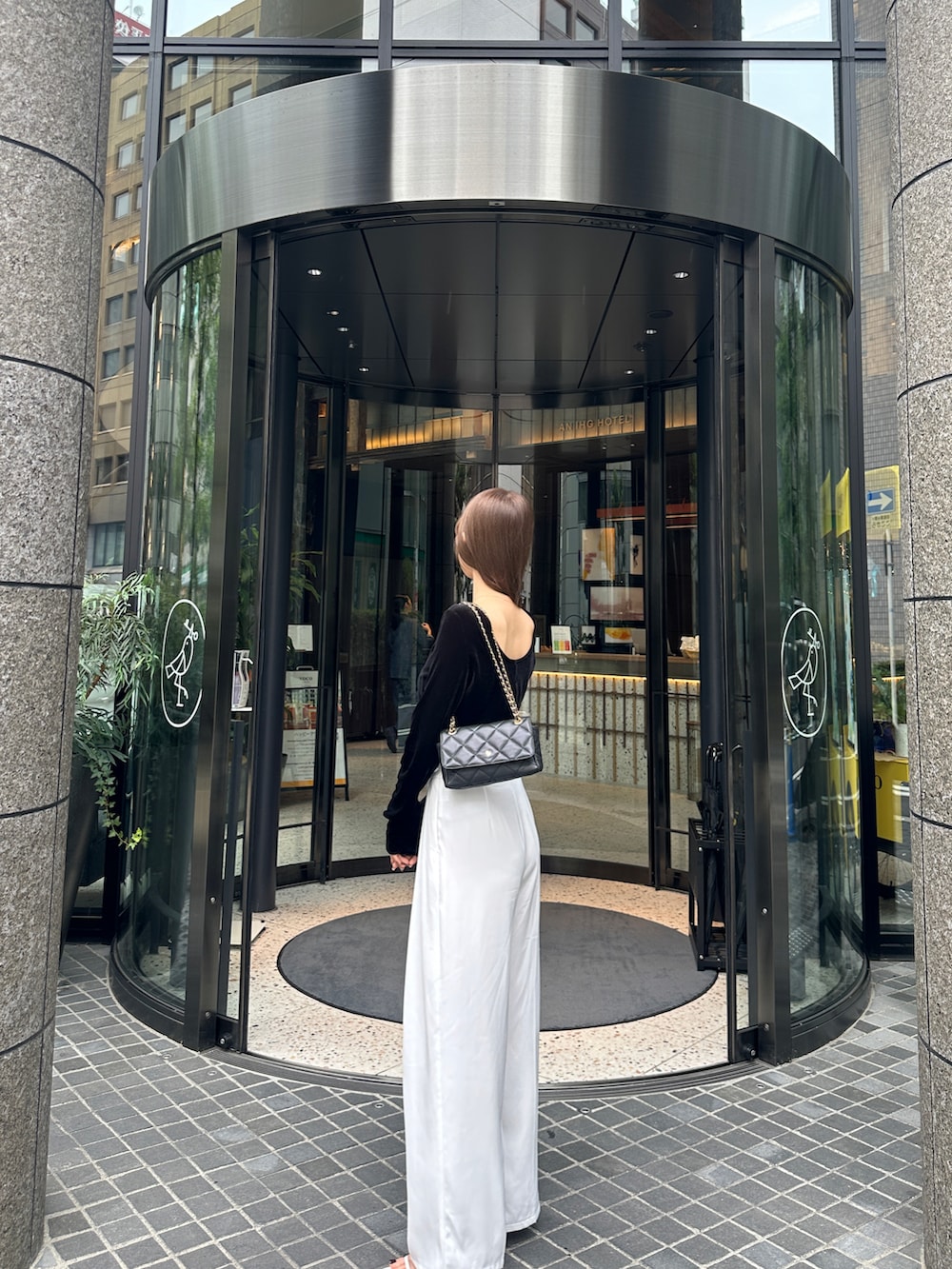 ホワイト系のパンツ、ブラック系のTシャツ/カットソーを着用したレディースの秋コーディネートの4枚目の写真