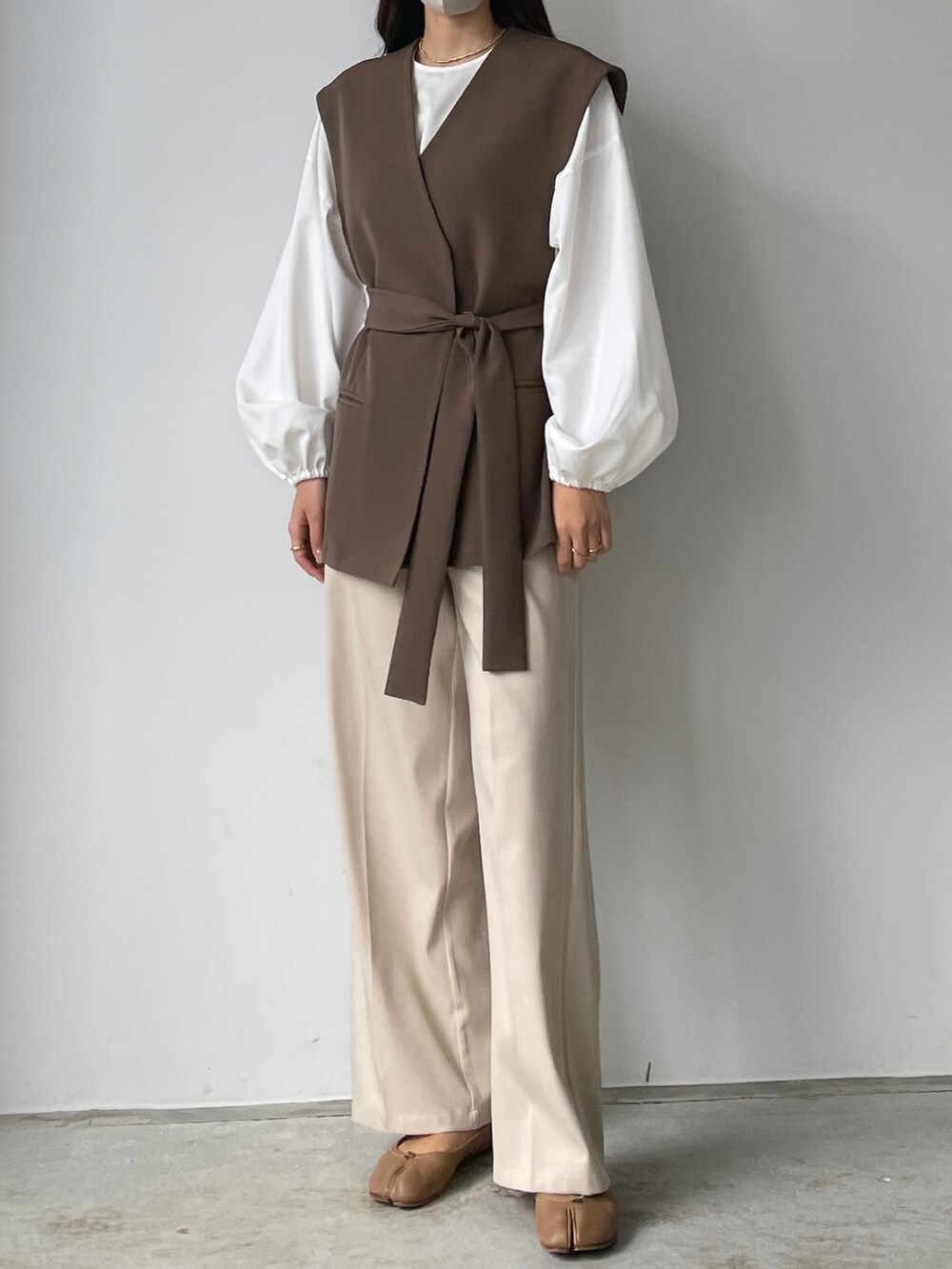 ホワイト系のその他パンツ、ブラウン系のベスト、ホワイト系のシャツ/ブラウスを着用したレディースの秋コーディネートの2枚目の写真