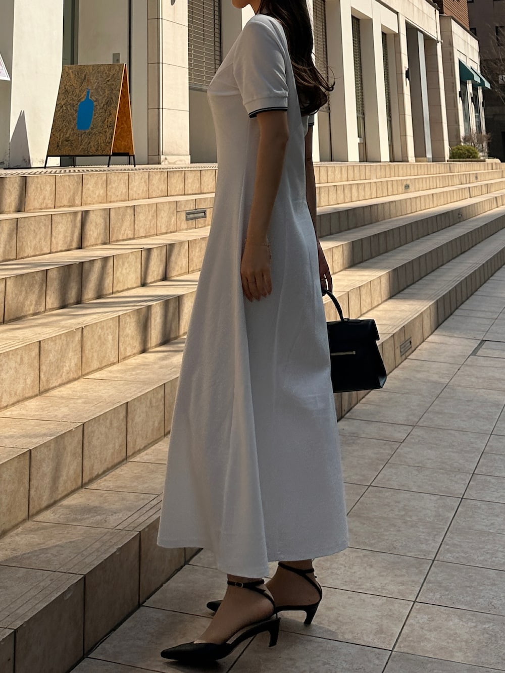 ホワイト系のワンピースを着用したレディースの春コーディネートの4枚目の写真