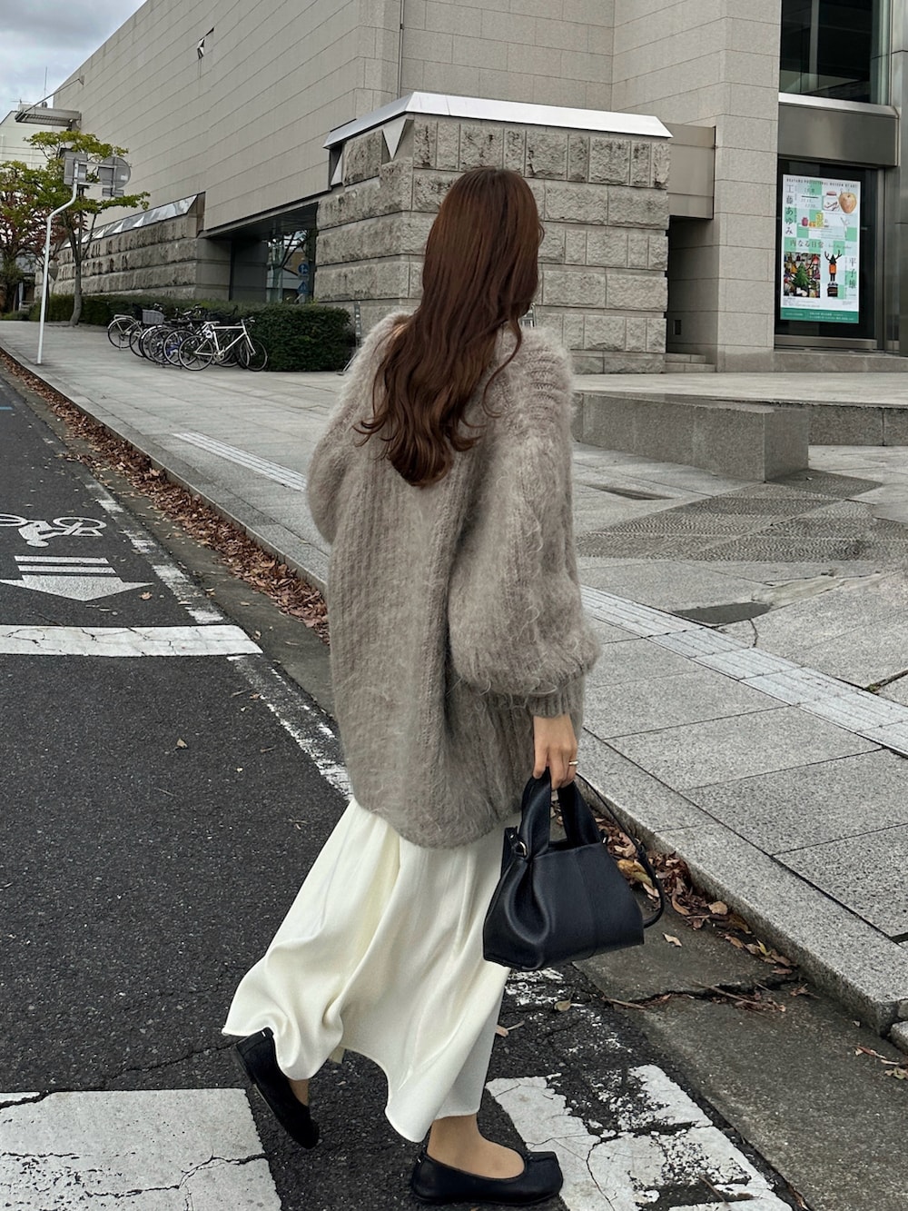 ホワイト系のワンピース、ベージュ系のカーディガン/ボレロを着用したレディースの秋コーディネートの4枚目の写真