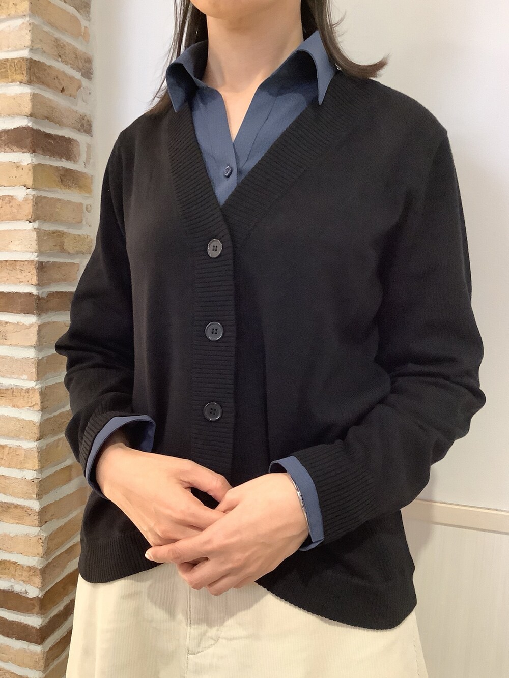 ブラック系のカーディガン/ボレロを着用したレディースの秋コーディネートの2枚目の写真