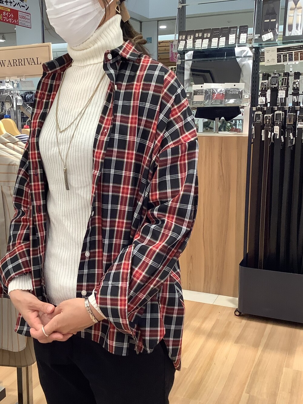 ホワイト系のニット/セーター、ブラック系のシャツ/ブラウスを着用したレディースの冬コーディネートの2枚目の写真