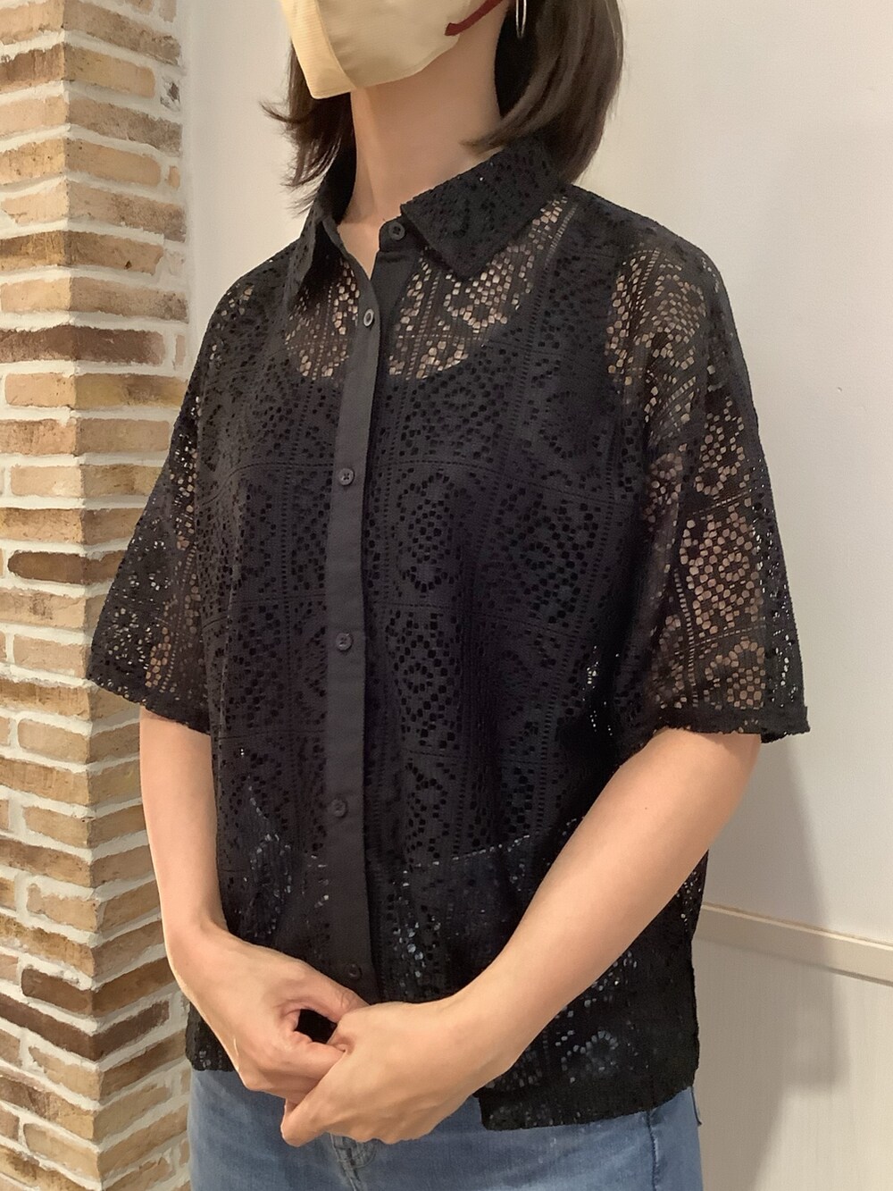 ブラック系のシャツ/ブラウスを着用したレディースの夏コーディネートの2枚目の写真