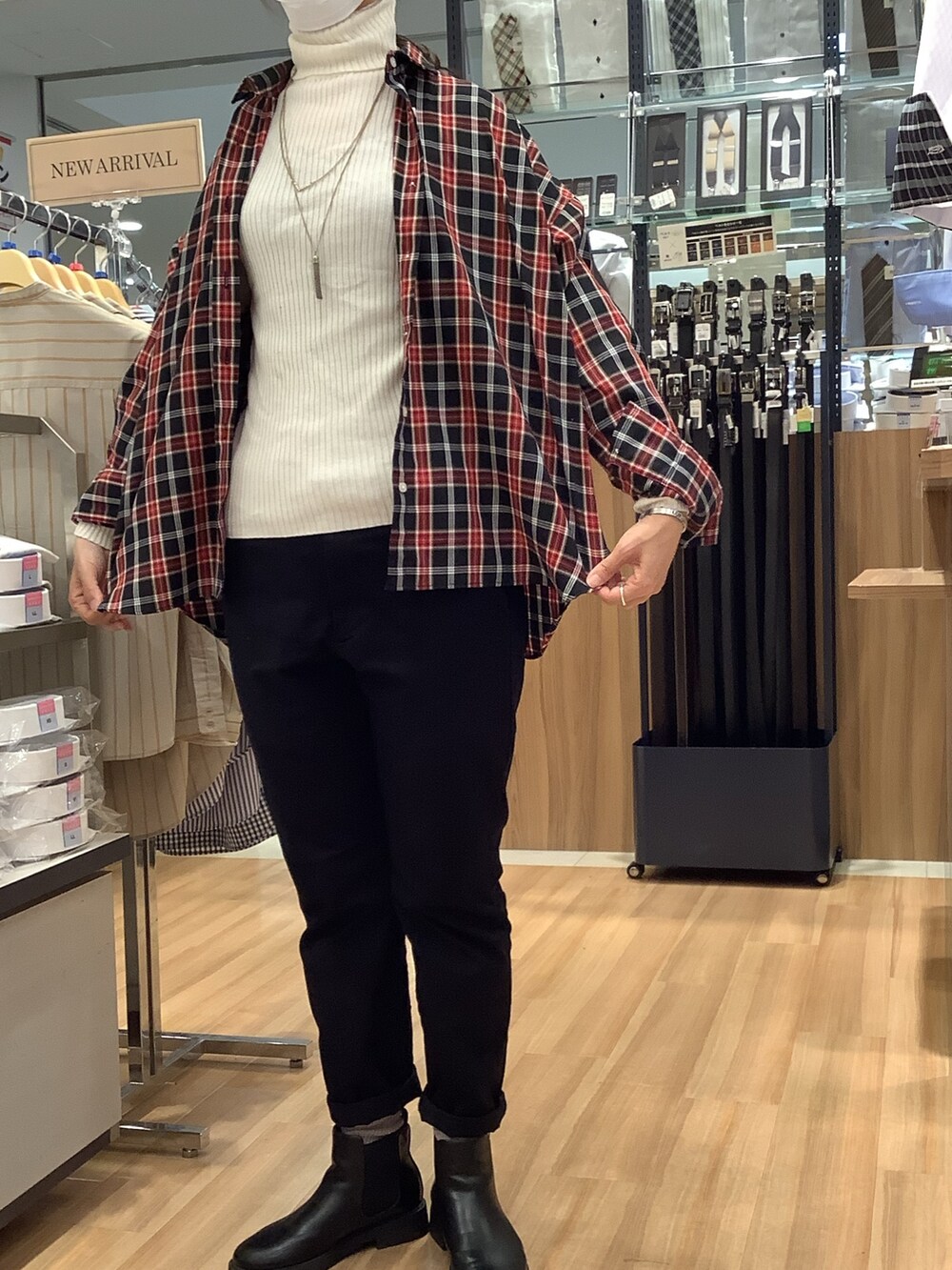 ホワイト系のニット/セーター、ブラック系のシャツ/ブラウスを着用したレディースの冬コーディネートの4枚目の写真