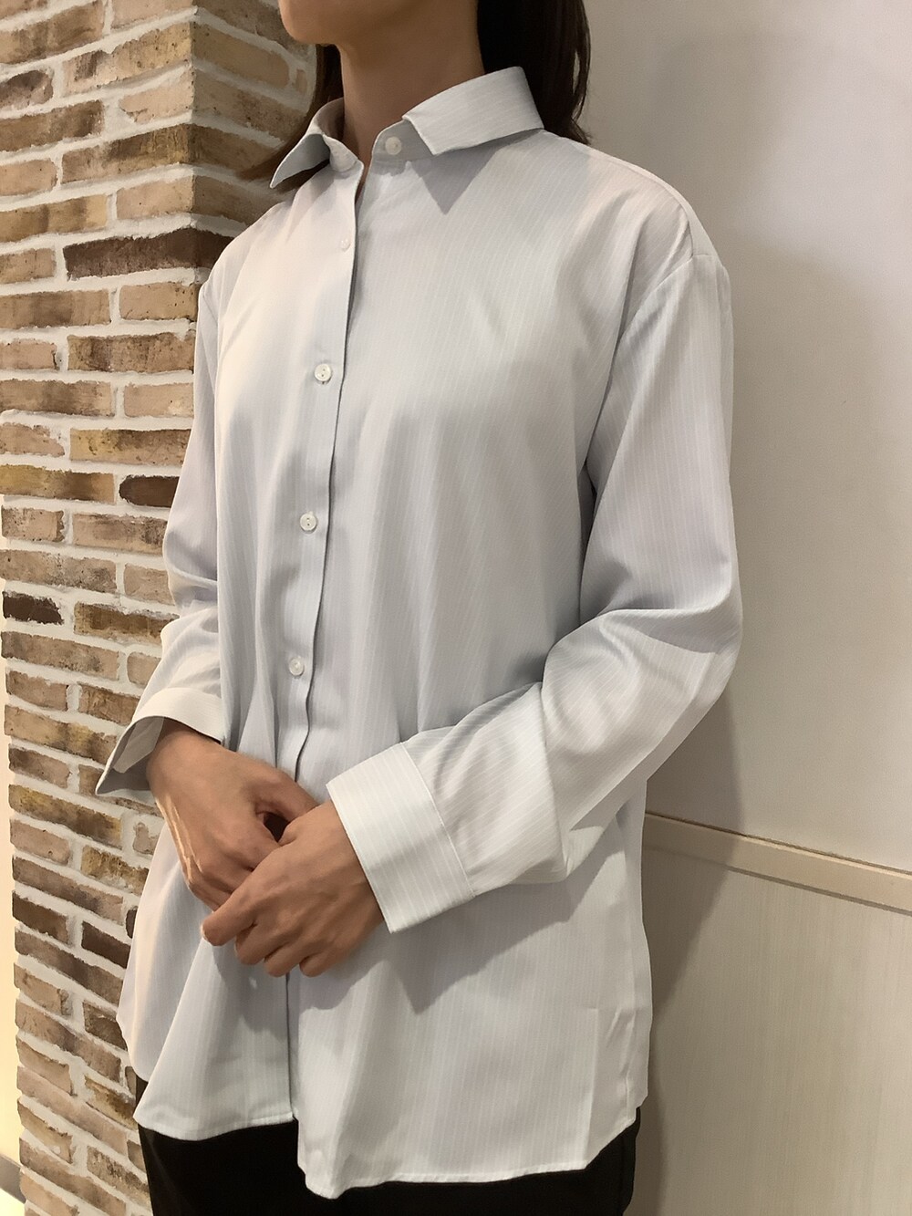 グレー系のシャツ/ブラウスを着用したレディースの秋コーディネートの2枚目の写真