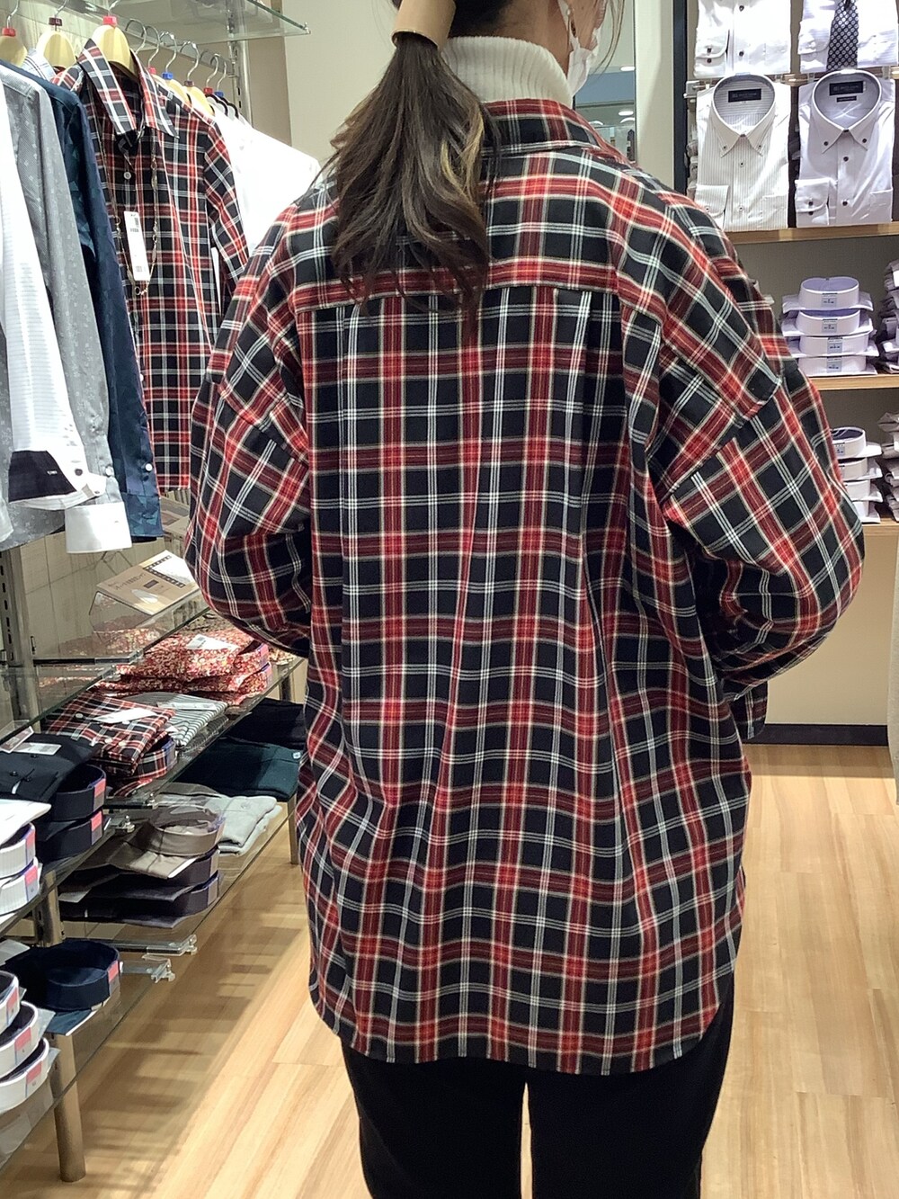 ホワイト系のニット/セーター、ブラック系のシャツ/ブラウスを着用したレディースの冬コーディネートの3枚目の写真