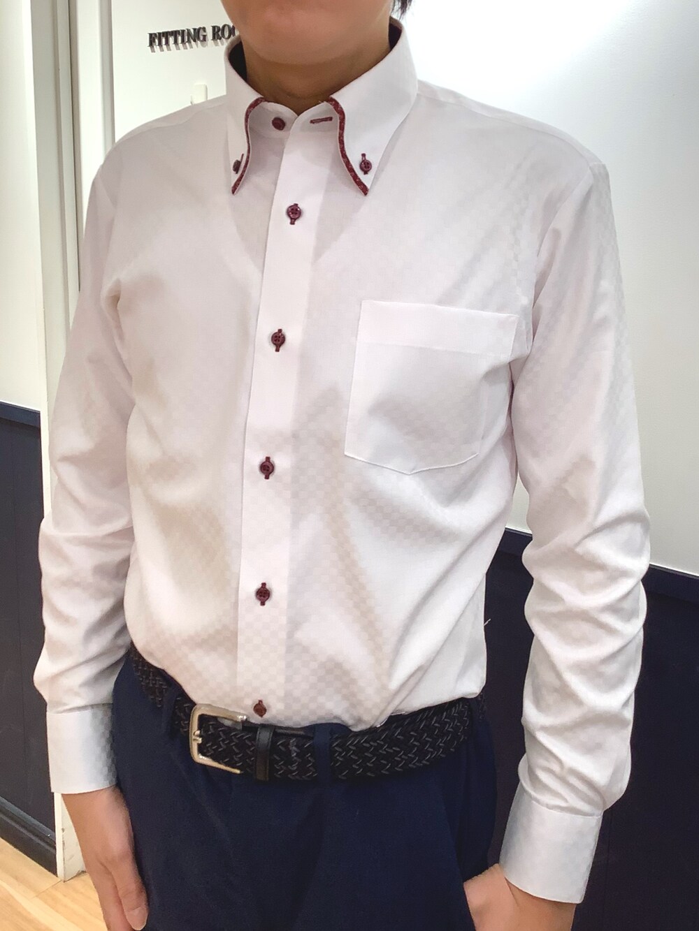 ピンク系のビジネスシャツを着用したメンズの冬コーディネートの3枚目の写真