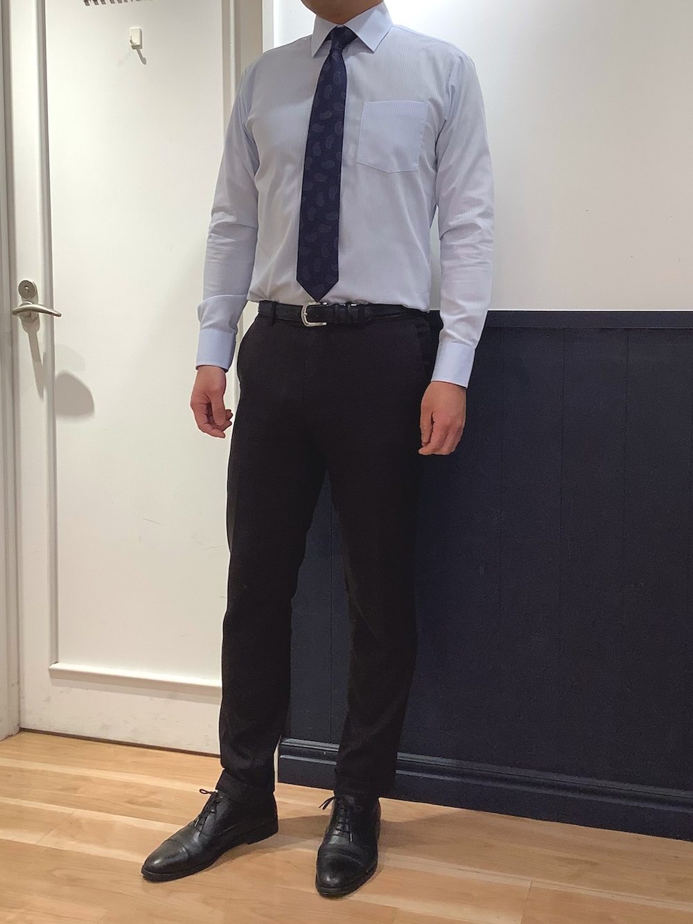 ブルー系のネクタイ、ブルー系のビジネスシャツを着用したメンズの冬コーディネートの3枚目の写真