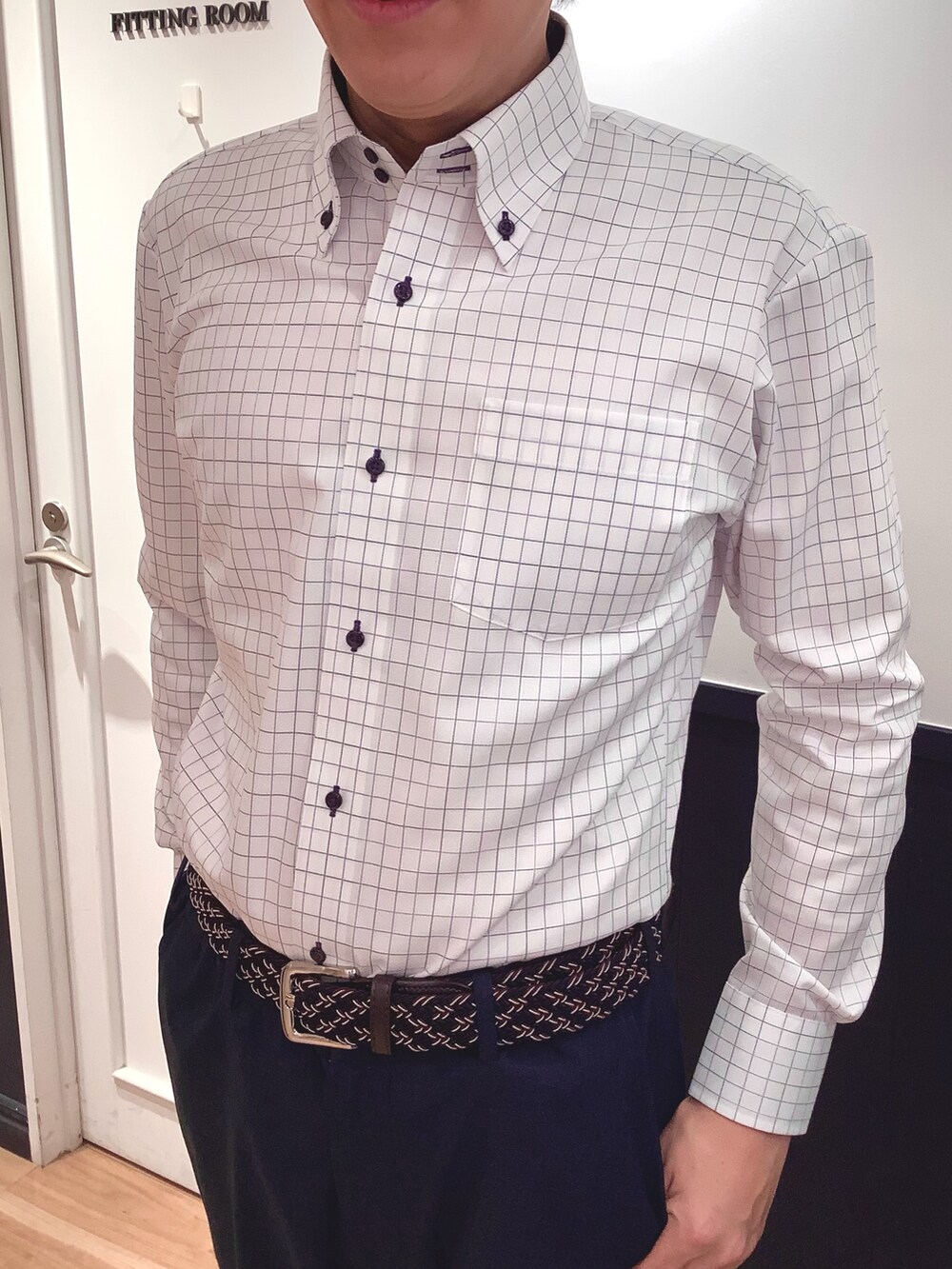 パープル系のビジネスシャツを着用したメンズの冬コーディネートの2枚目の写真