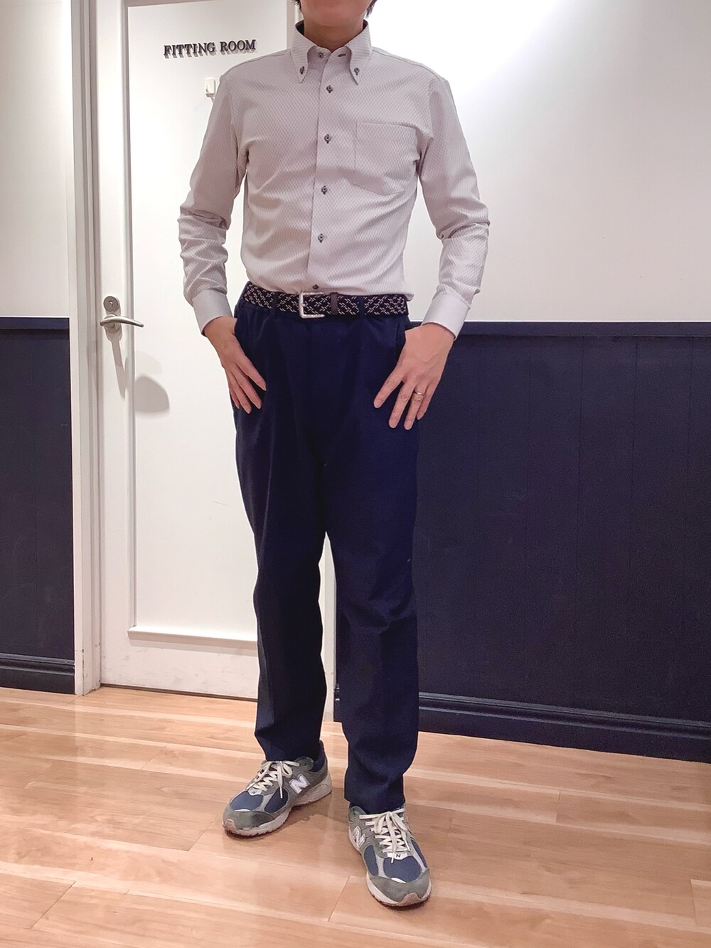 グレー系のビジネスシャツを着用したメンズの冬コーディネートの3枚目の写真