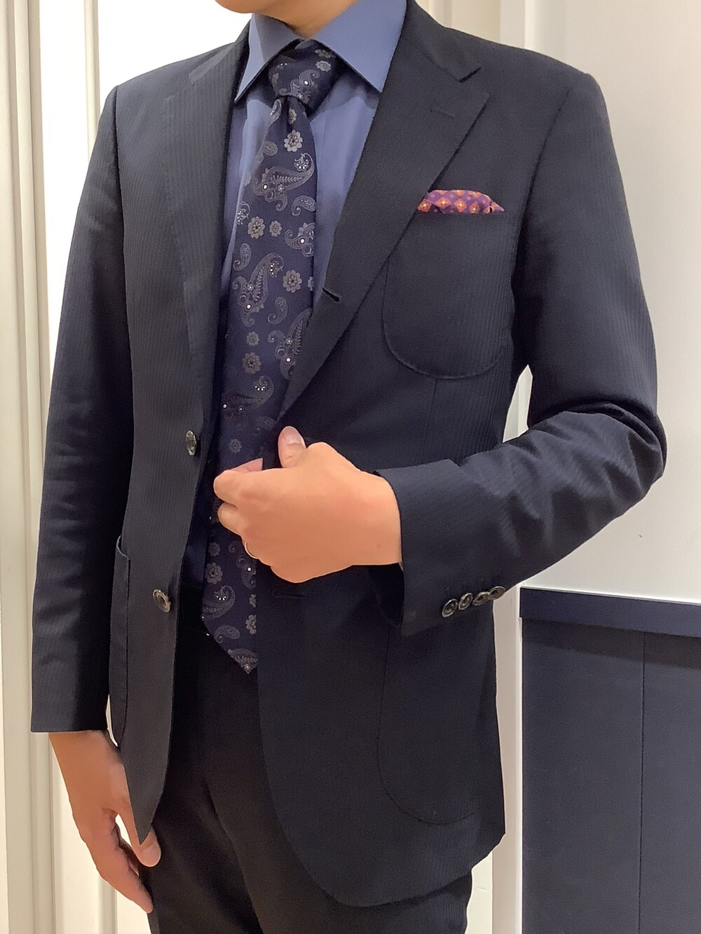 「シャツ好き集まれ、ビジネススタイル、オフィススタイル、シャツスタイル、BRICK HOUSE by TOKYO SHIRT、東京シャツ、秋のコーデ、ジャケット、ペイズリー、ネクタイ、ネイビー、くすみブルー」｜「TOKYO SHIRTSの西陣織 絹100% 日本製 ベーシックネクタイ（ネクタイ、その他）」を使った、TOKYO SHIRTS 大阪クロスト店さん（メンズ・178cm）の秋コーディネートの2枚目の写真