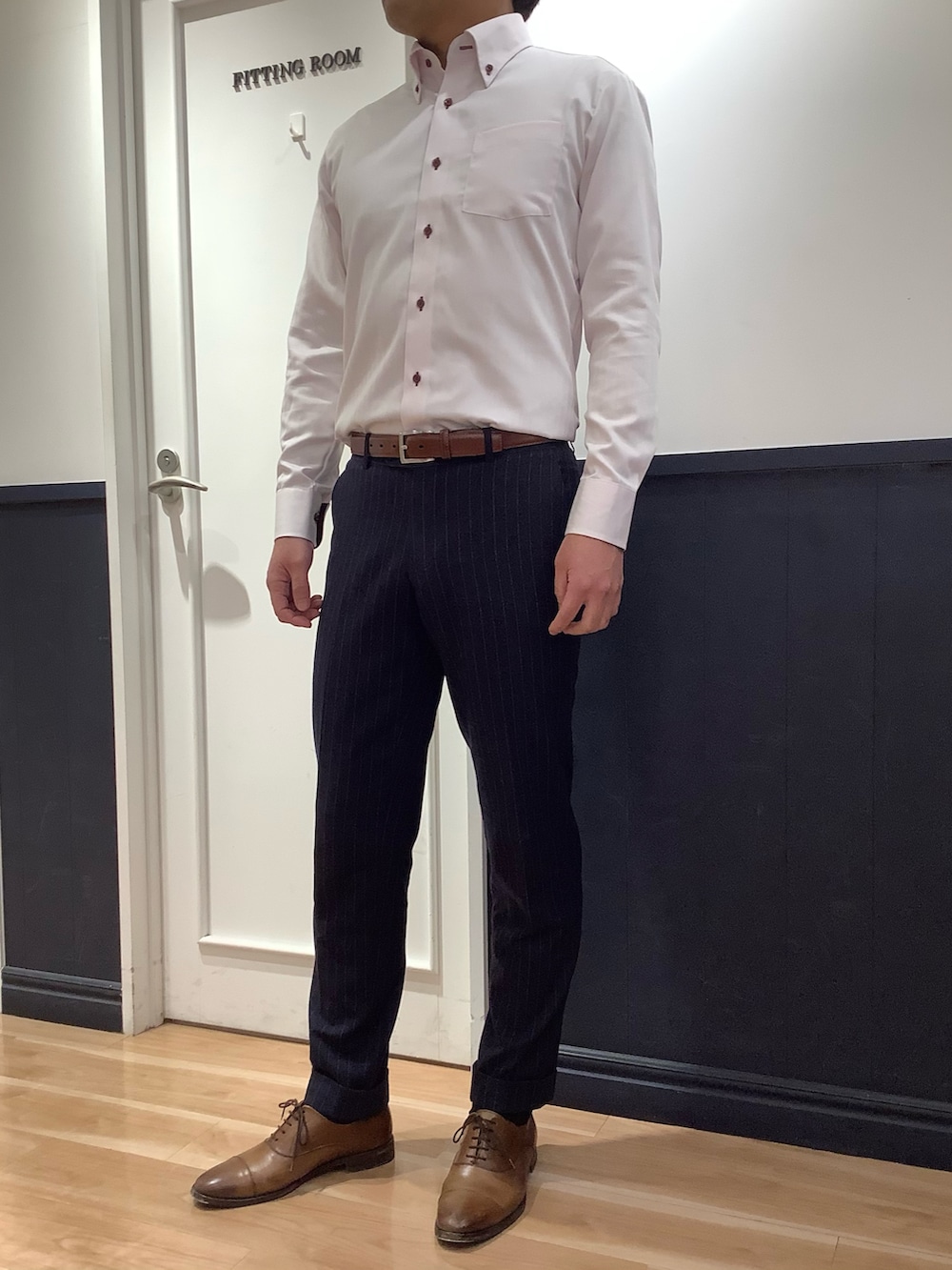 ピンク系のビジネスシャツを着用したメンズの冬コーディネートの3枚目の写真