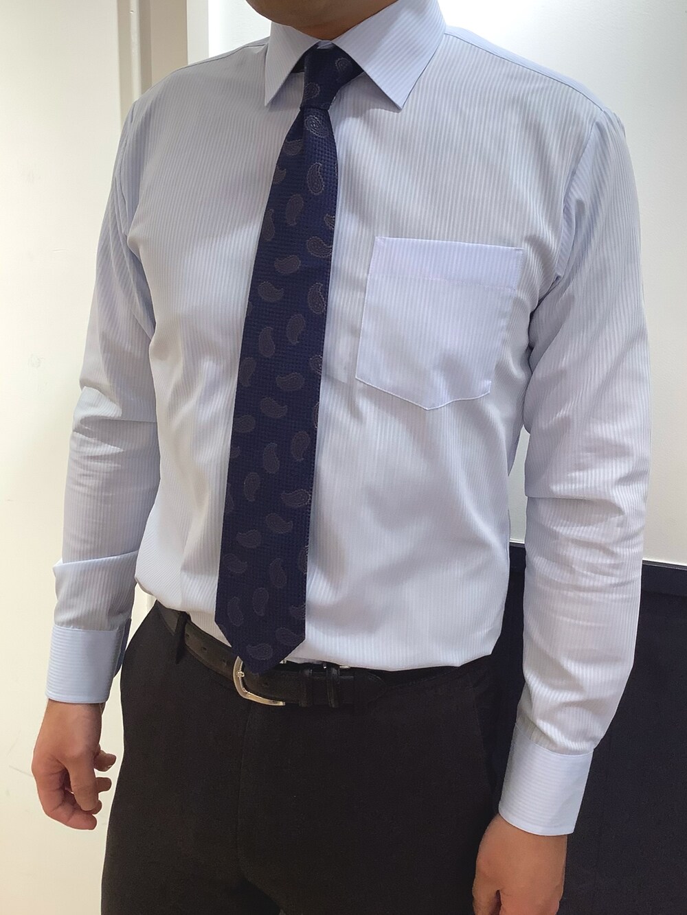 ブルー系のネクタイ、ブルー系のビジネスシャツを着用したメンズの冬コーディネートの2枚目の写真