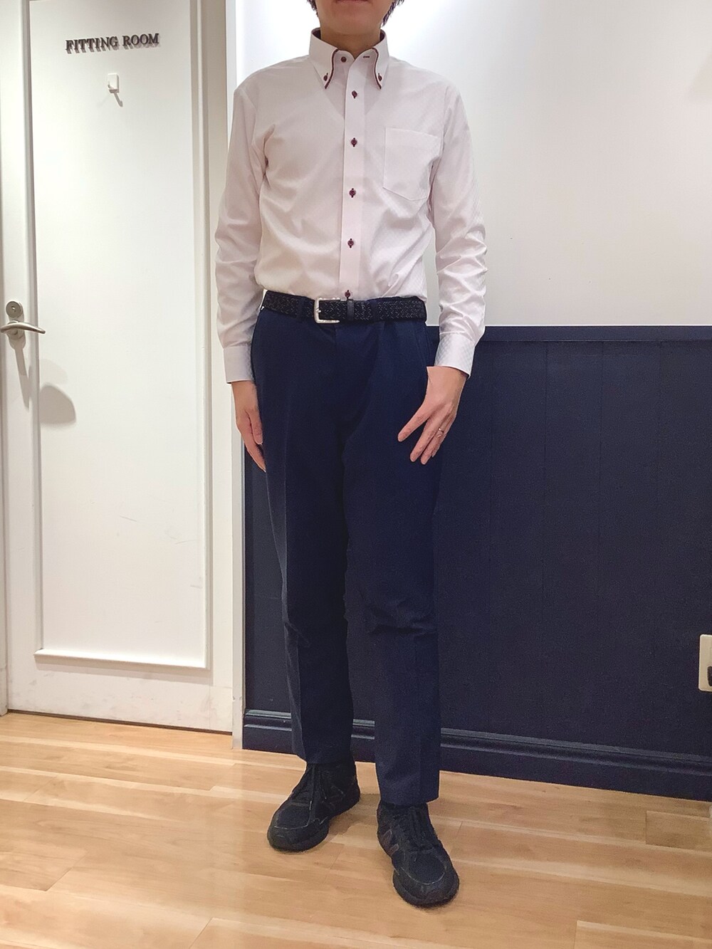 ピンク系のビジネスシャツを着用したメンズの冬コーディネートの2枚目の写真