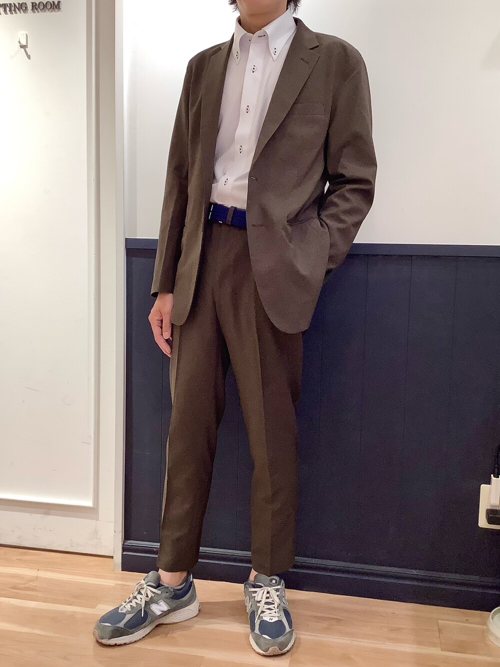 ホワイト系のビジネスシャツを着用したメンズの夏コーディネートの3枚目の写真