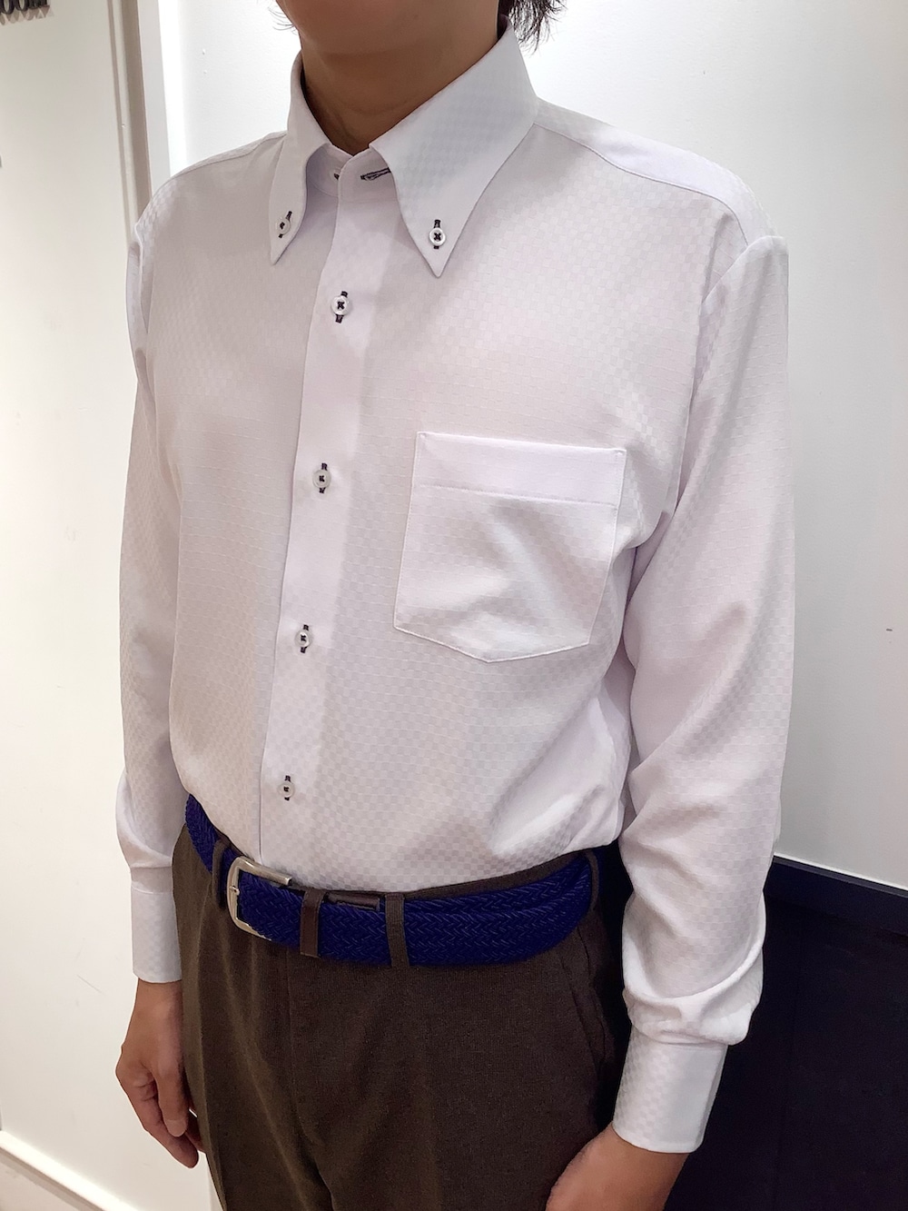 ホワイト系のビジネスシャツを着用したメンズの夏コーディネートの2枚目の写真