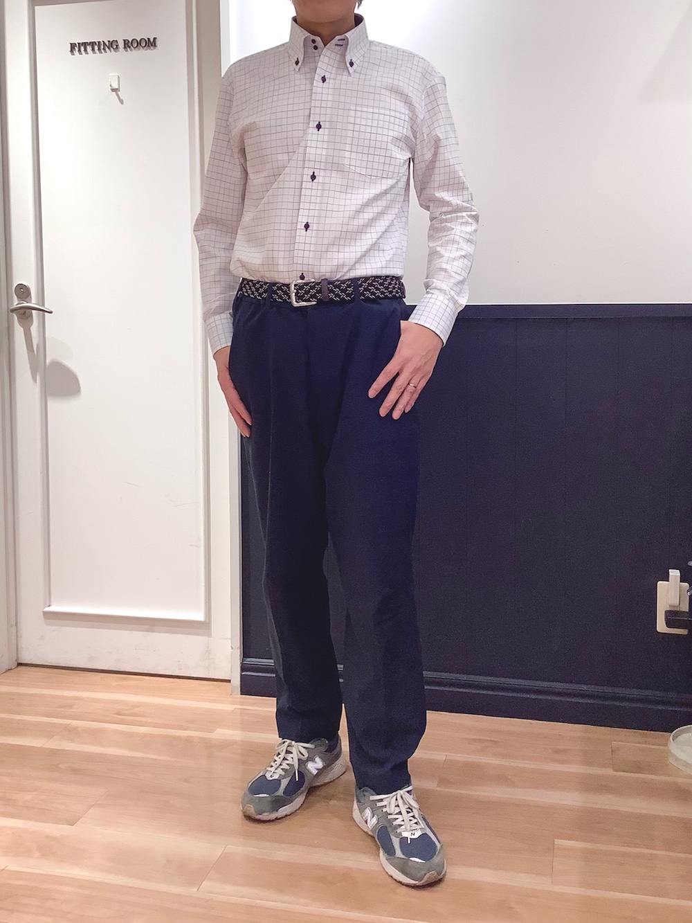 パープル系のビジネスシャツを着用したメンズの冬コーディネートの3枚目の写真